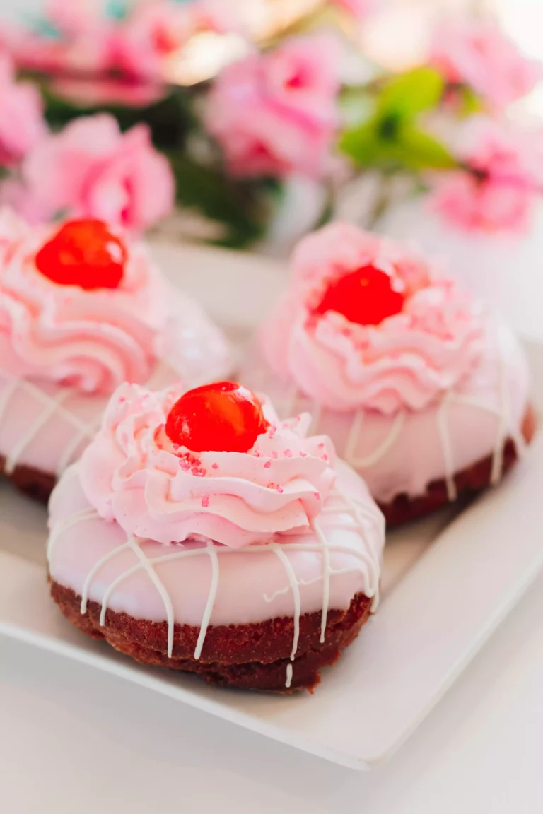 Donut vanillé 4,50€ gourmand revisité aux saveurs du gâteau basque traditionnel, garni d’une crème pâtissière à la vanille et de cerises noires.