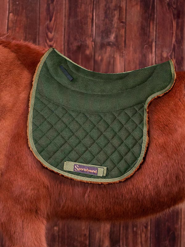 Woll-Satteldecke mit orangenem Fell und Lodenoberseite auf Pferd