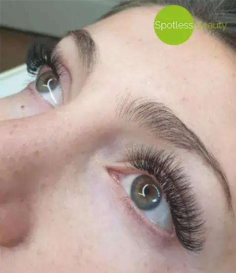 Wimpern Volumentechnik Ästhetik Studio