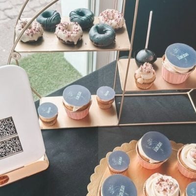 Słodki stół na otwarcie salonu manicure pedicure - cakepops, cakesicles i donuty brownie w złocie i granacie