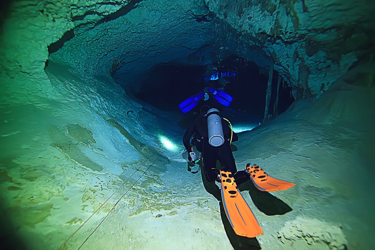 Tech Diving "Cavern diver course"