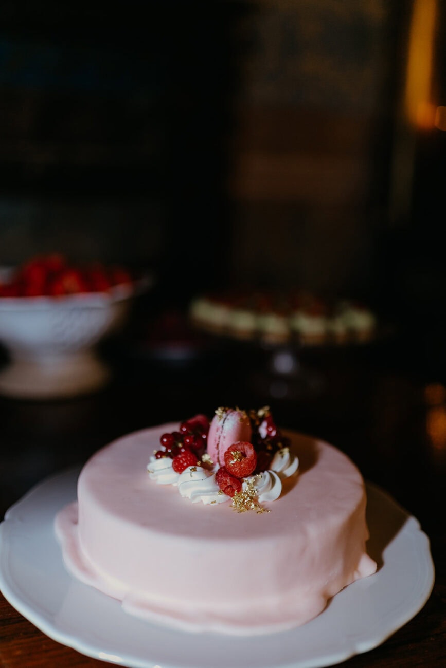 Elegant white wedding cake decorated with fresh berries and flowers - Marco & Filippo wedding in Italy