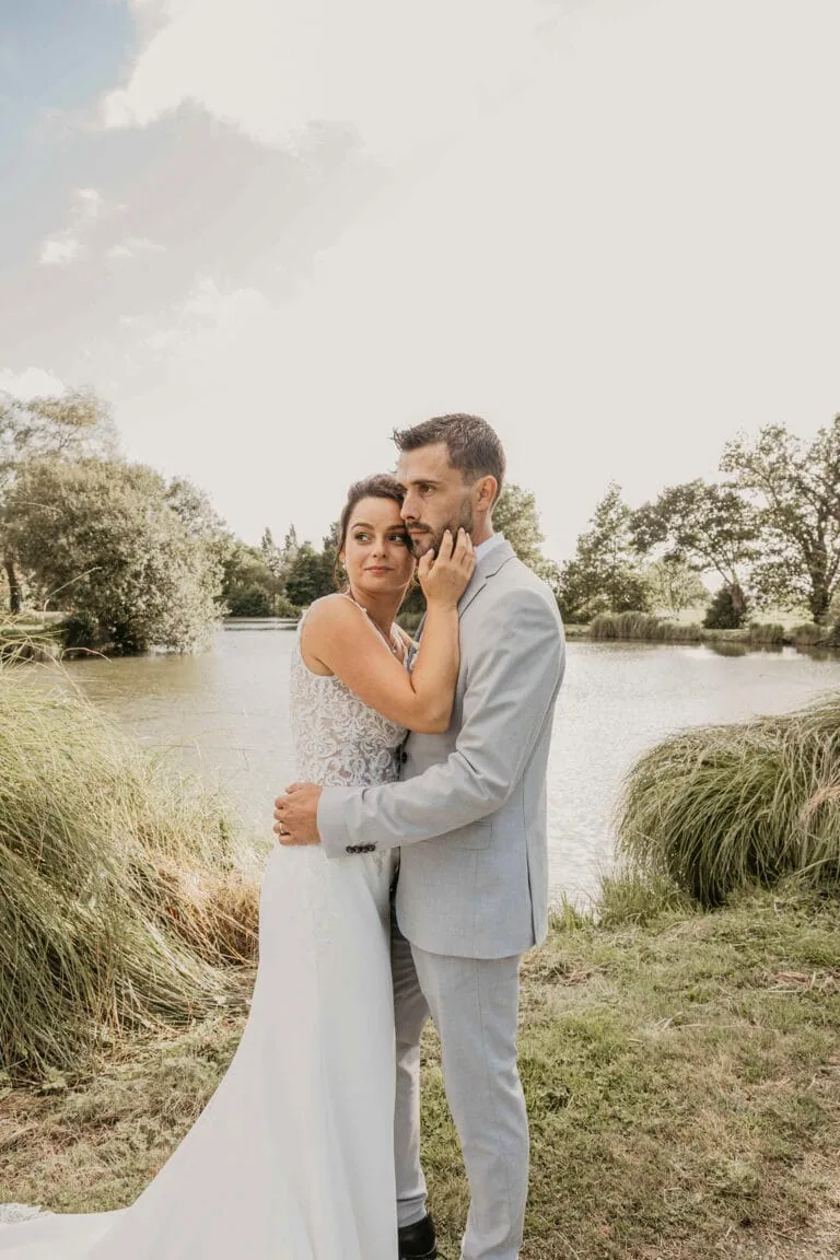 mariés lors de leur séance photo de couple le jour de leur mariage