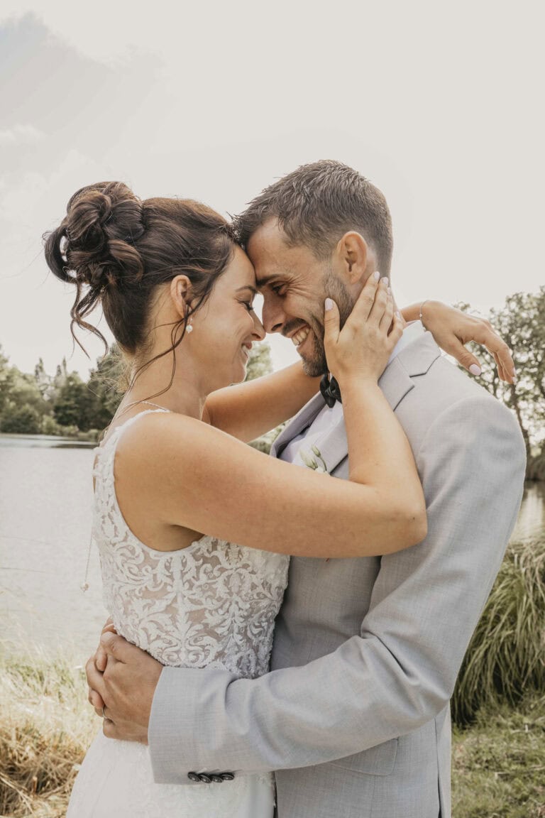 mariés lors de leur séance photo de couple le jour de leur mariage à rennes