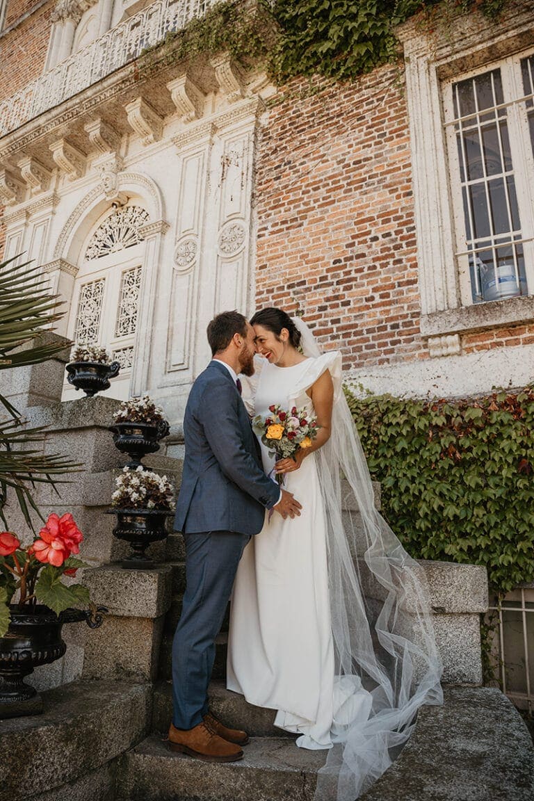 séance photo de couple de mariage devant un chateau avec photographe de mariage à rennes