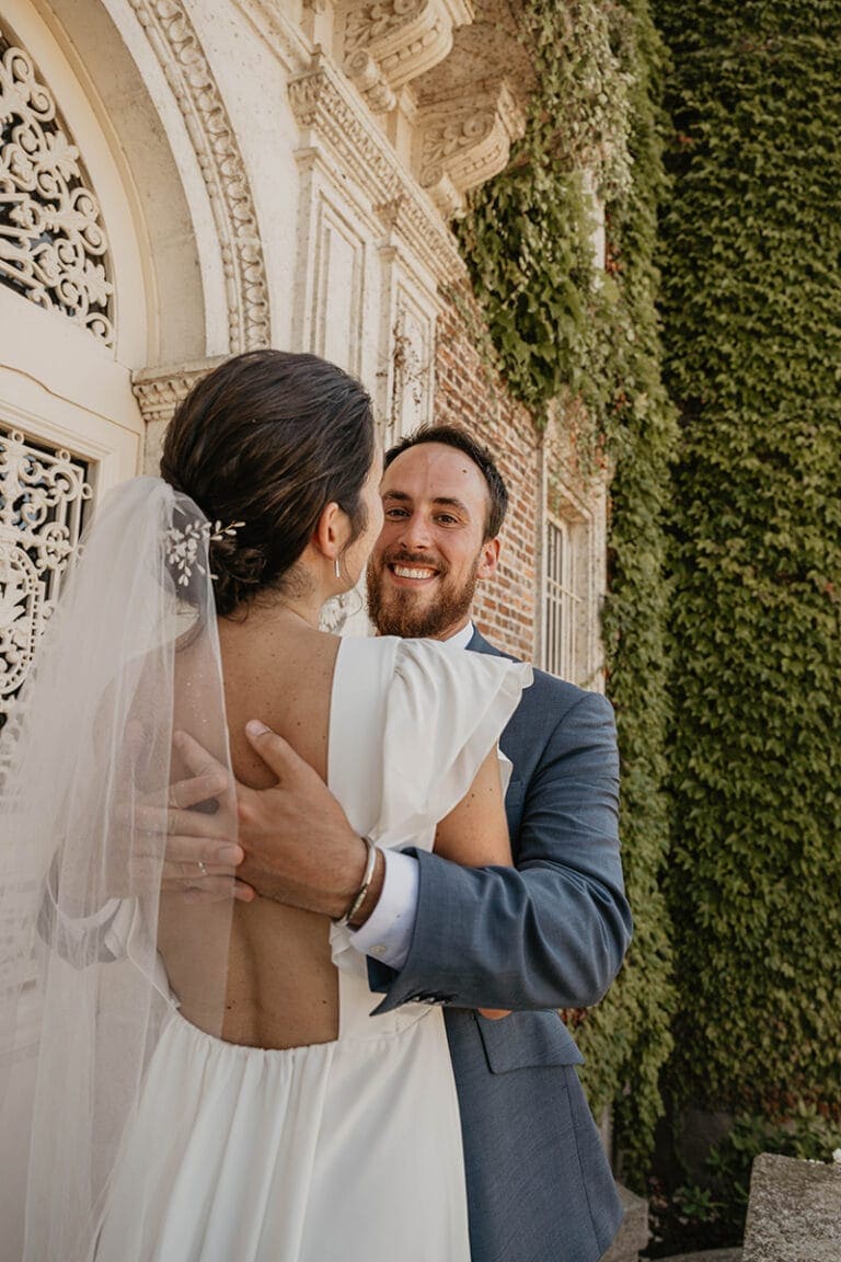 séance photo de couple de mariage devant un chateau avec photographe de mariage à rennes