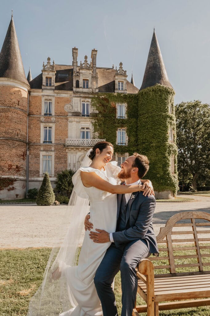 mariés durant leur mariage seance couple chateau bretagne