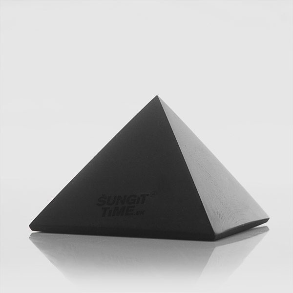 Šungitová pyramída