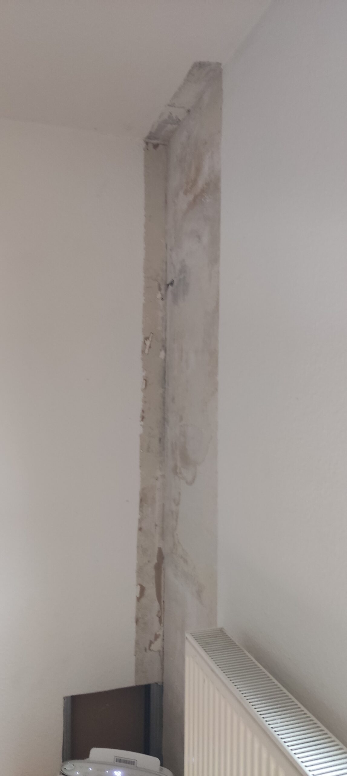 Schadensbilder 3 Geöffnete Trockenbauwand mit Trocknungsgerät