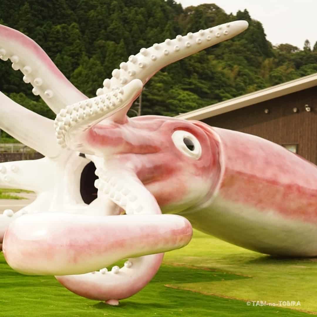 石川県鳳珠郡能登町いかの駅つくモールにある巨大いかのモニュメントその名は「イカキング」  口の部分から顔を出して記念撮影できる  ＃traveljapan  #amazing #tabi ＃北陸旅行記 ＃石川県能登町＃いかのモニュメント ＃イカキング　＃モニュメント