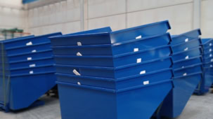Lote de tolvas y contenedores industriales metálicos pintados en azul