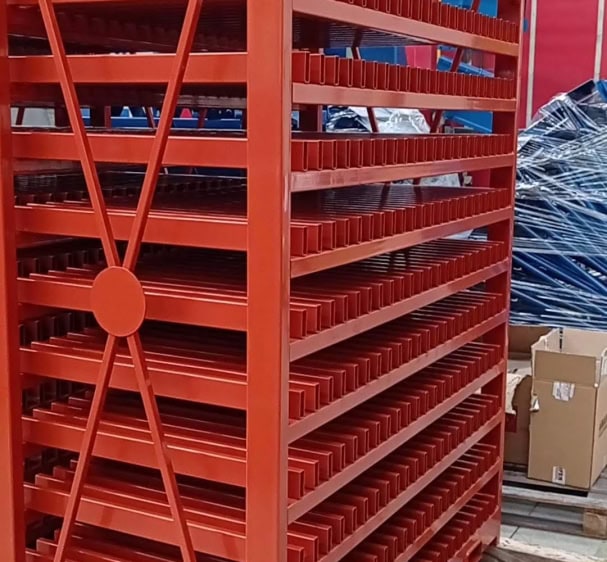 Estructuras de racks metálicos de acero en bruto tras el proceso de soldadura en el taller de calderería de Talleres Jesús Valero.