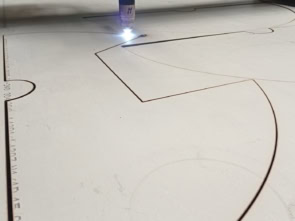 Corte por plasma de contorno sobre chapa en el taller