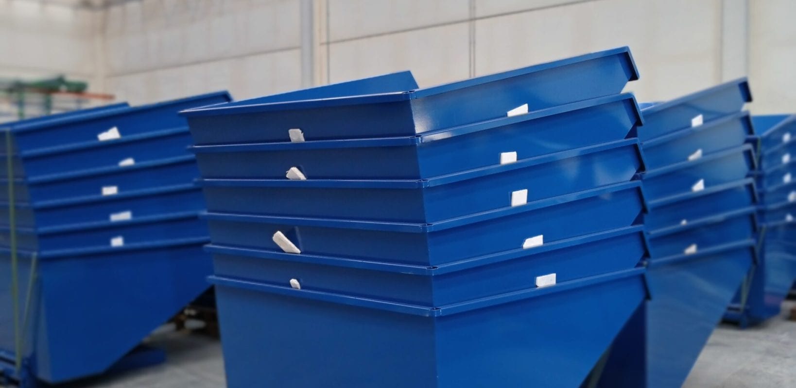Lote de tolvas y contenedores industriales metálicos pintados en azul