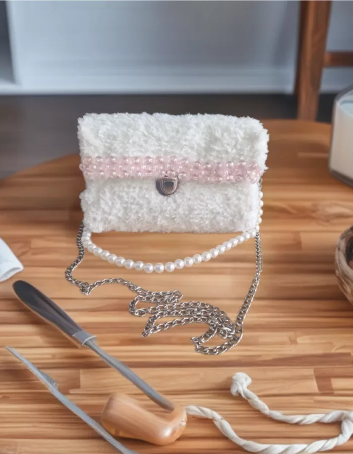 Clutch-weiß mit Perlenbesatz und Henkel