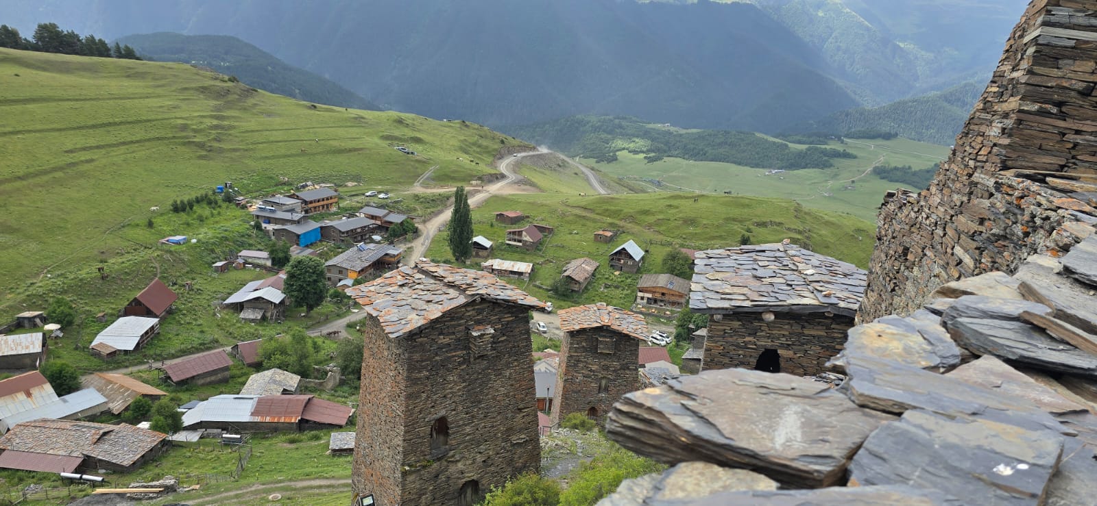 Panoramic view of Omalo and the Keselo Fortress