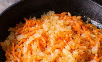 Борщ с фасолью - обжарка лука и моркови