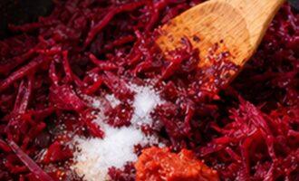 Борщ с фасолью - обжарка свеклы