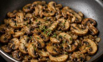 Классическая брускетта с шампиньонами - обжарка начинки