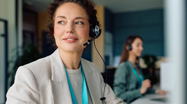 Intelligent assistant woman with headset providing customer support solutions.