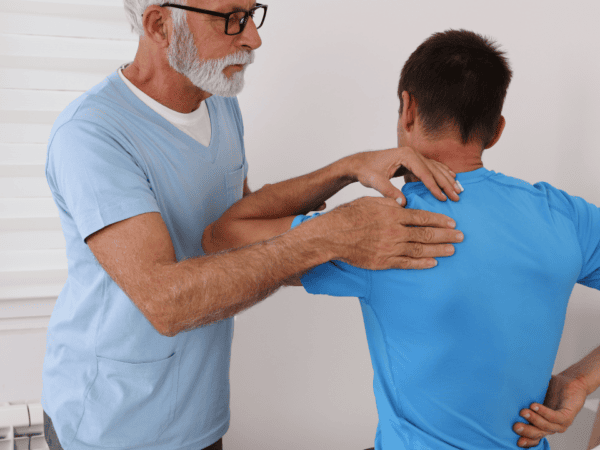 How Physical Therapists Educate You to Manage Shoulder Pain Daily