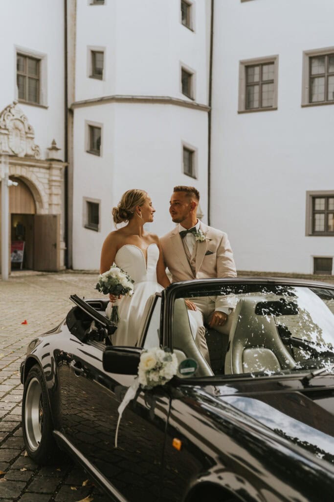Elegante Paarfotos vor der historischen Kulisse von Schloss Höchstädt