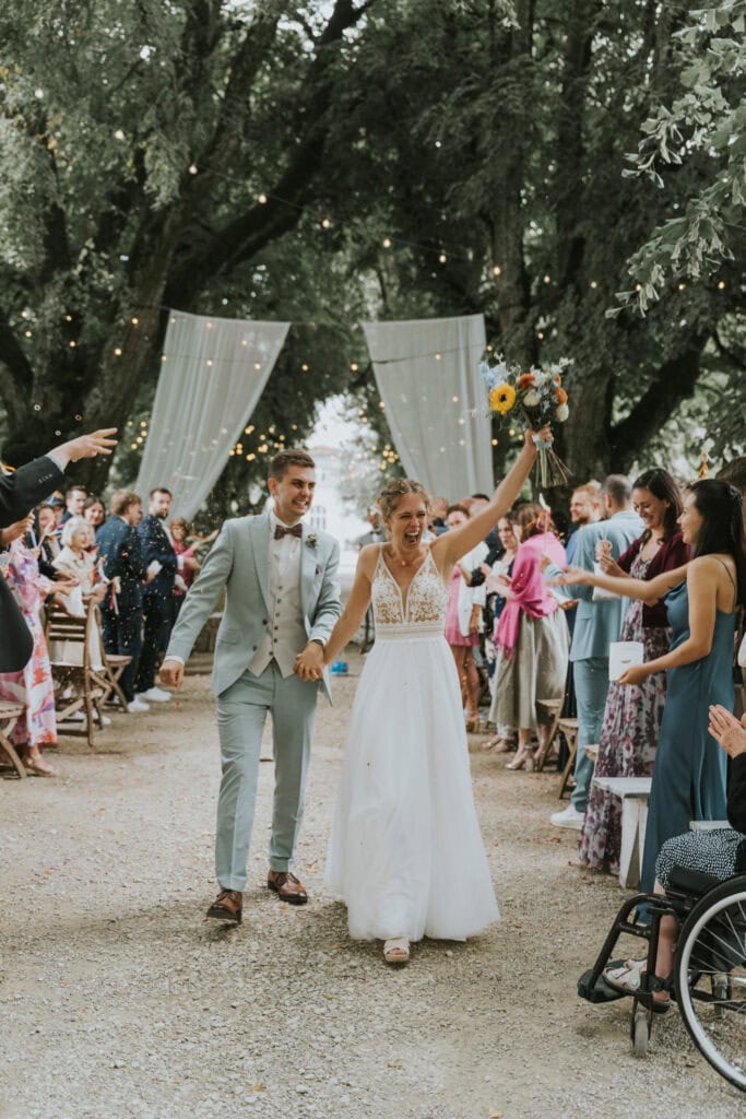 Hochzeitspaar während einer freien Trauung im Magical Homes Heroldstatt