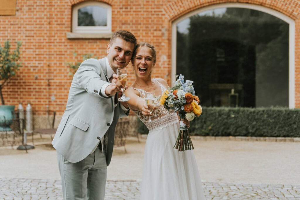 Brautpaar im Magical Homes Heroldstatt beim Poolhaus