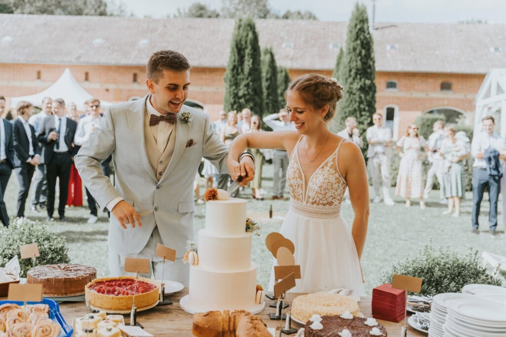 Hochzeitspaar beim Tortenanschnitt im Magical Homes Heroldstatt