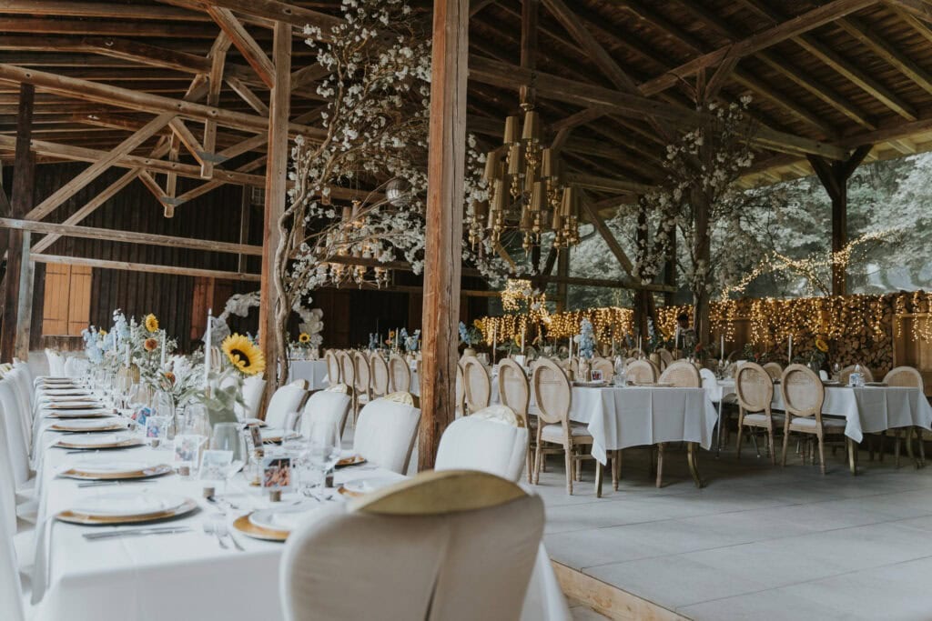 Scheune Magical Homes Heroldstatt - gedeckter Tisch während einer Hochzeit