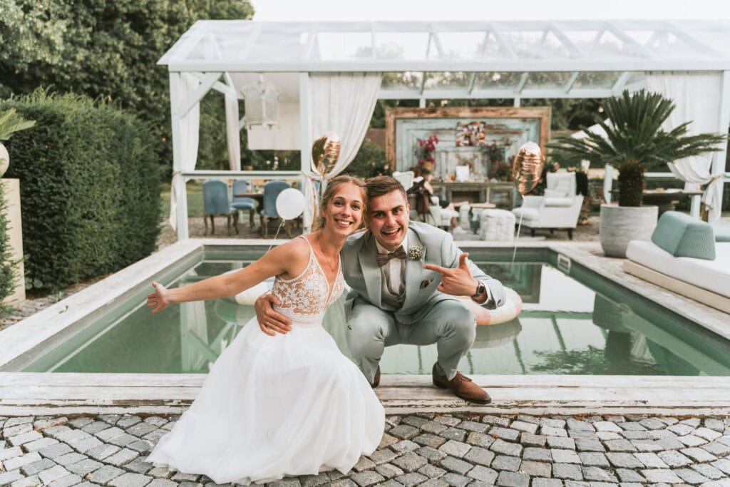 Hochzeitspaar am Pool im Magical Homes Heroldstatt