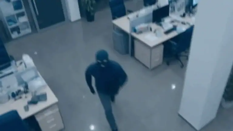 Person wearing face covering detected with VDG SENSE Video Managemnt System through AI Analytics in a monitored area