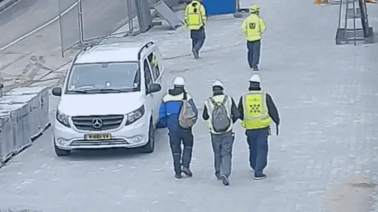 Workers monitored with VDG SENSE Video Managemnt System through AI Analytics wearing safety equipment in an industrial environment