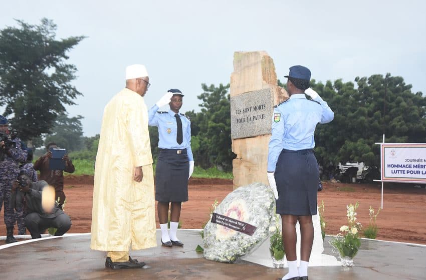  Journée nationale des martyrs : Le président du Sénat, au nom du PC, dépose une gerbe de fleurs à la place des martyrs à Lomé
