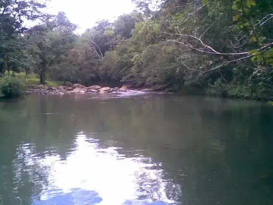 Orilla rocosa del río Cascajal en terreno en venta en Panamá La Pintada