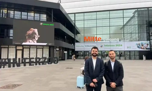 Dos personas posando, representación de equipo o atención al cliente