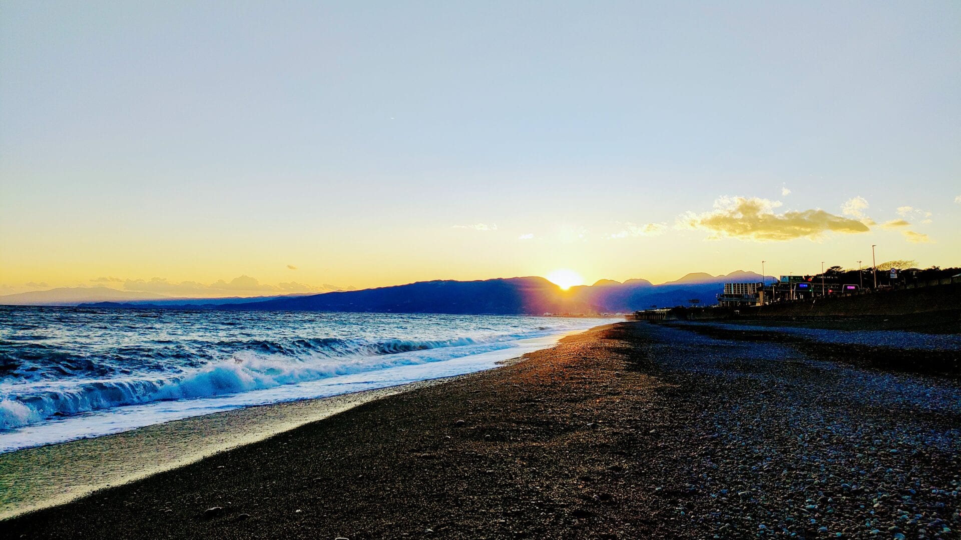 西湘橘インターの海岸より箱根山の夕日の風景