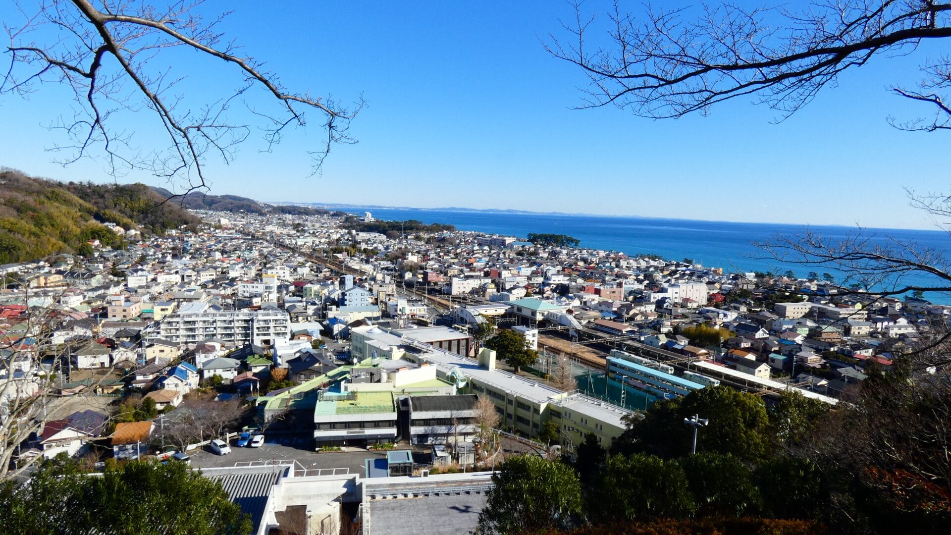 吾妻山公園第2展望台より二宮駅と三浦半島の風景
