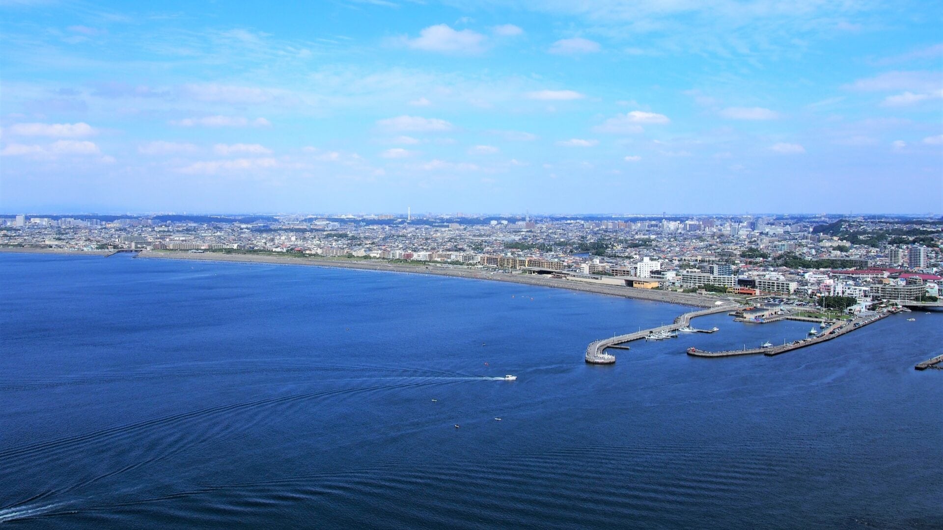 江ノ島から腰越漁港と湘南海岸の風景