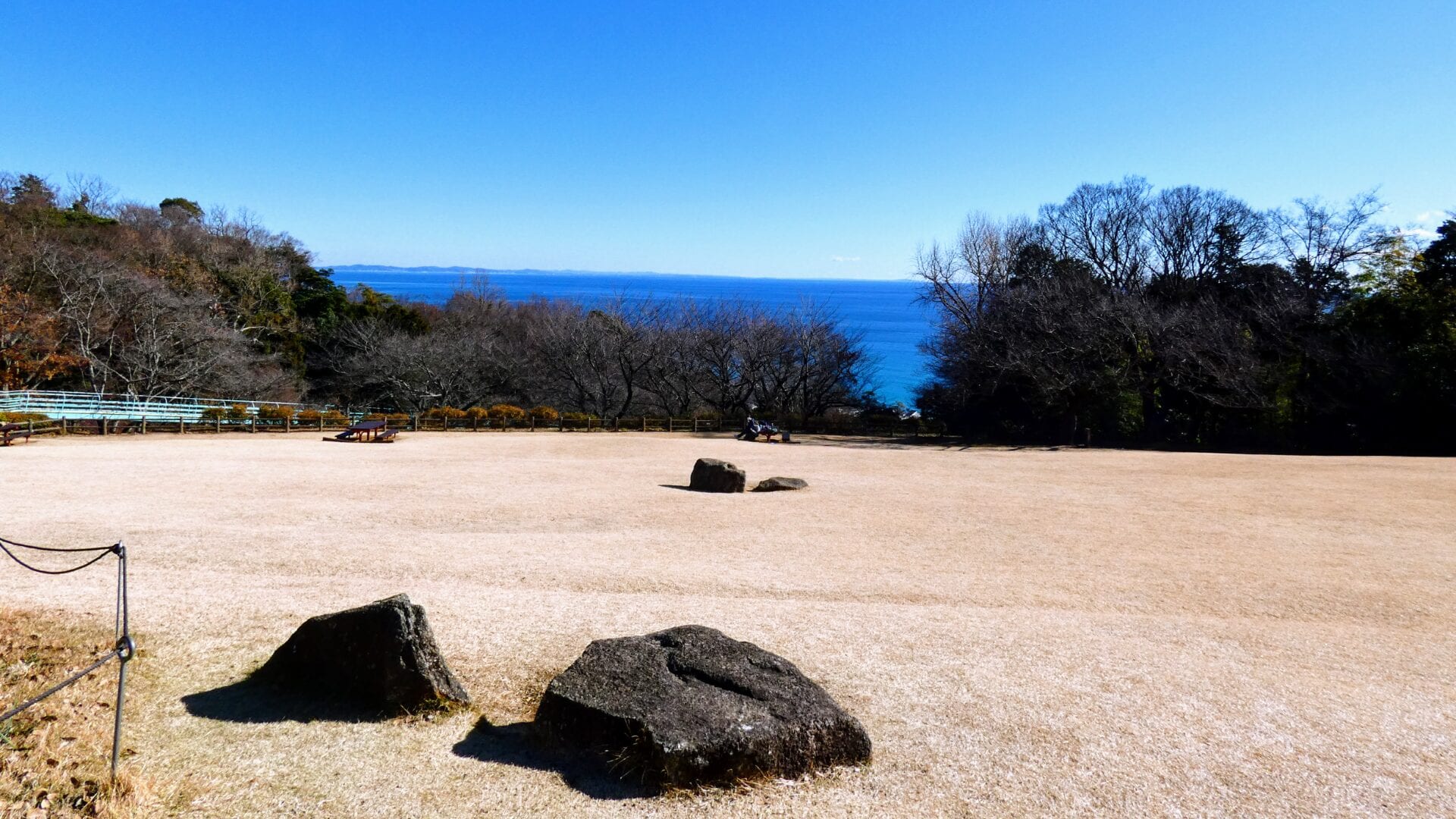 吾妻山公園の広場の風景