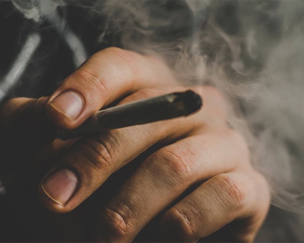 大麻を吸引する人