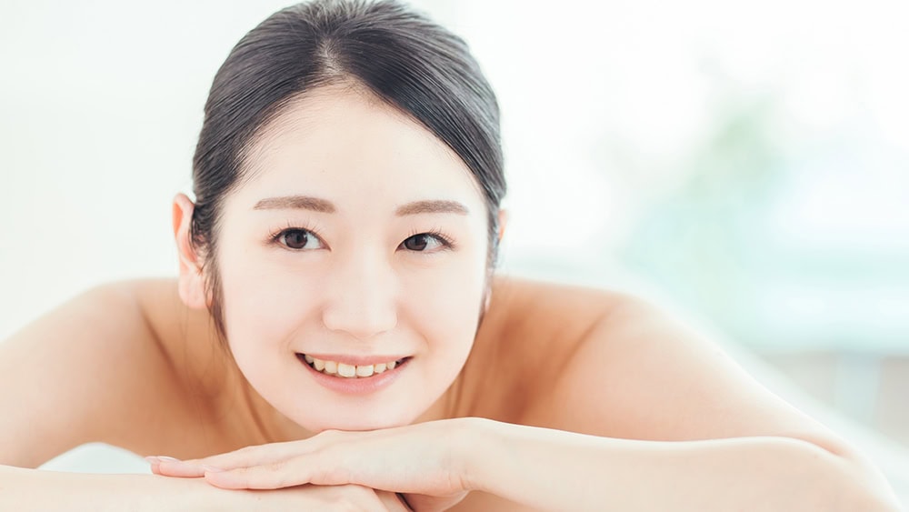 静岡市の医療脱毛の施術を受ける女性