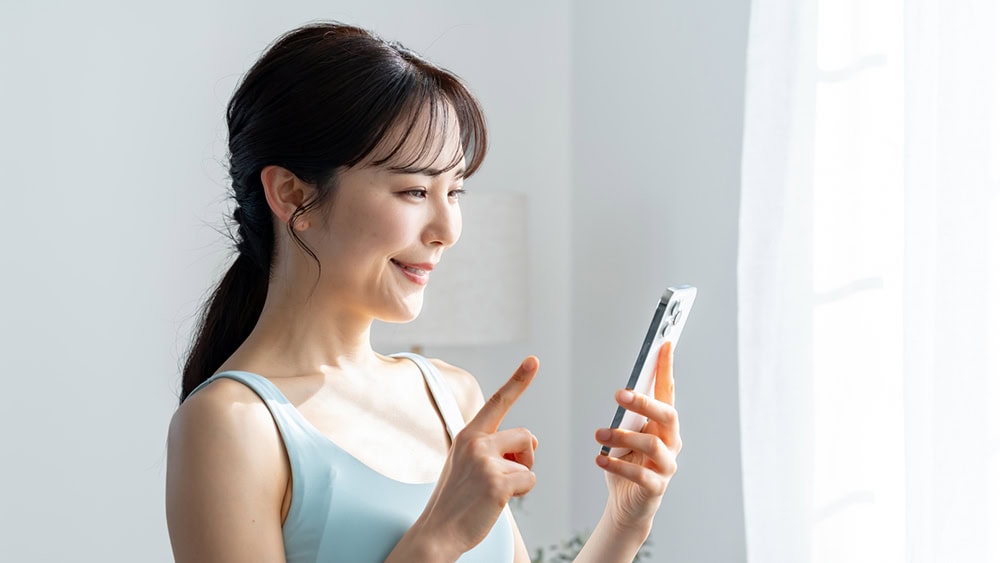 静岡市の医療脱毛をスマートフォンで検索する女性