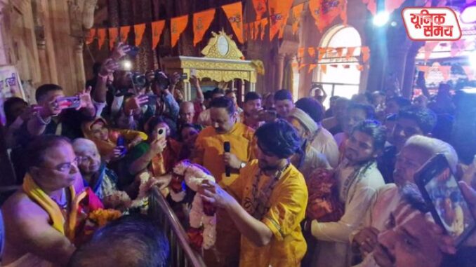 Dhirendra Shastri seeks refuge at the feet of Madan Mohan Ji