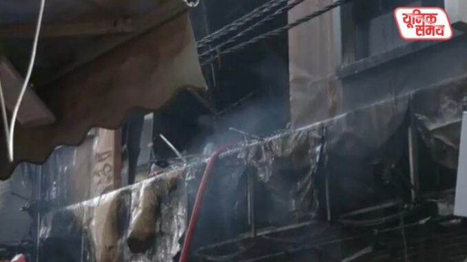 Massive fire breaks out in a four-story building in Palam