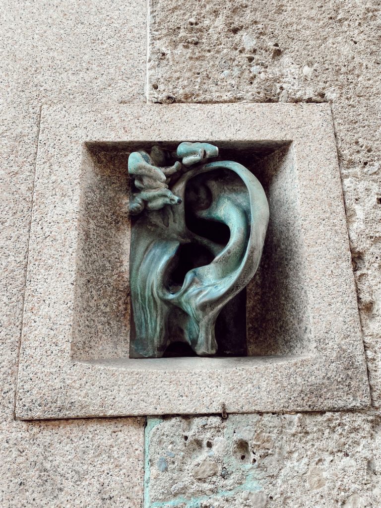 Una oreja en un edificio