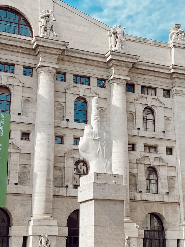 Il dito medio alla Borsa di Milano