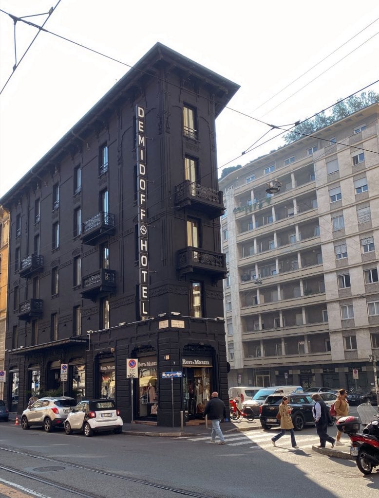 Hotel Demidoff → un edificio total black