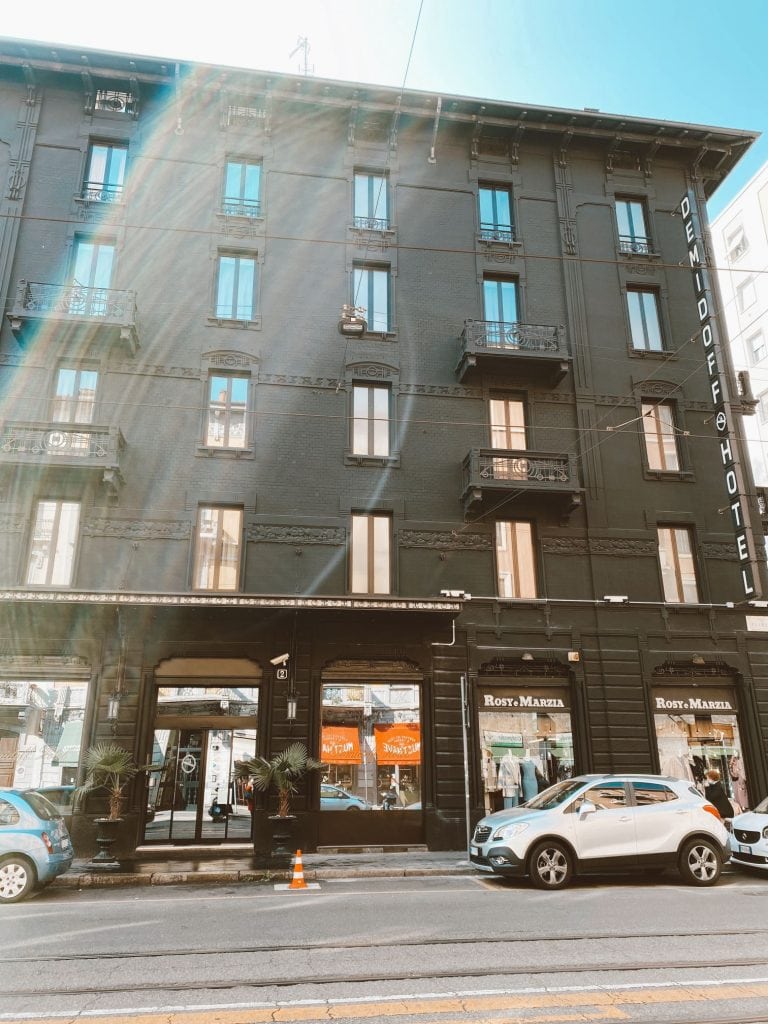Un edificio total black: Hotel Demidoff