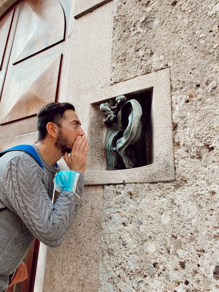 Una oreja en un edificio